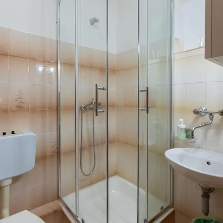 Tinka, No 8 Apartman *